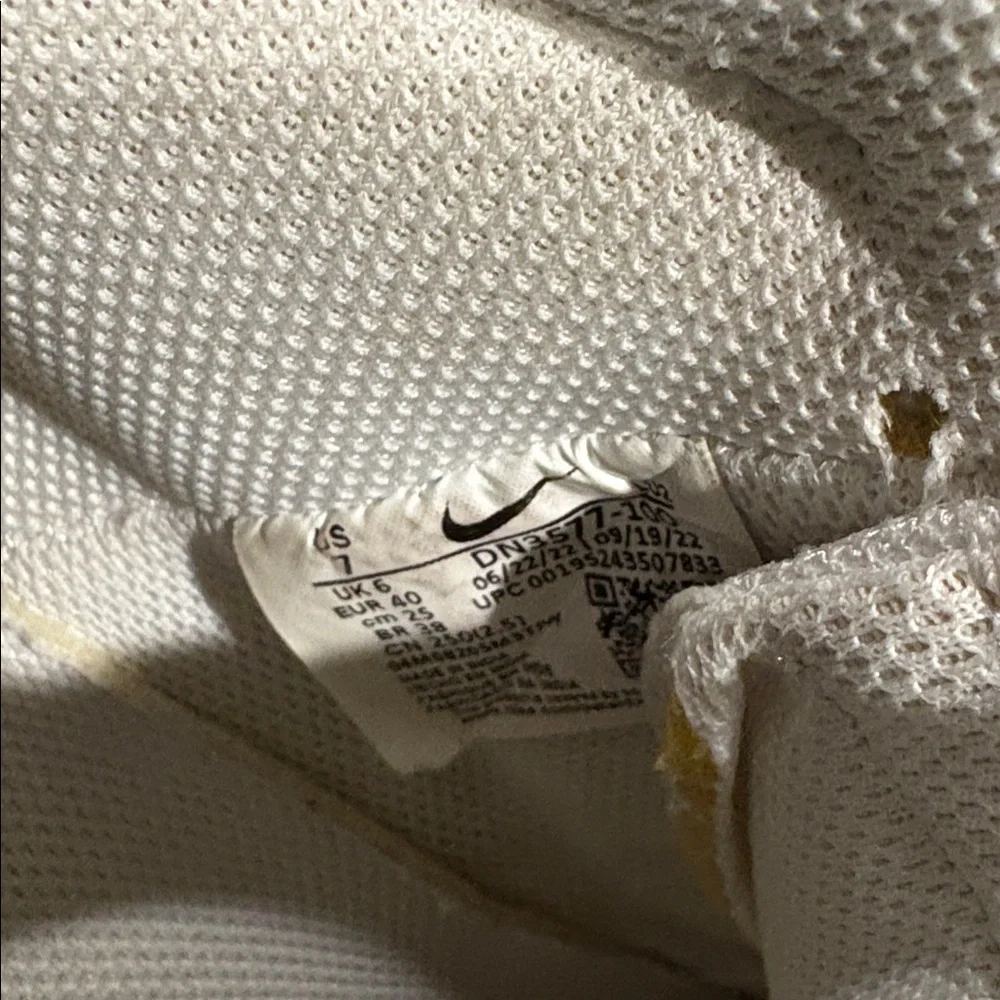 Nike Women’s Nike Court Vision Mid Sneaker. Size 7. White